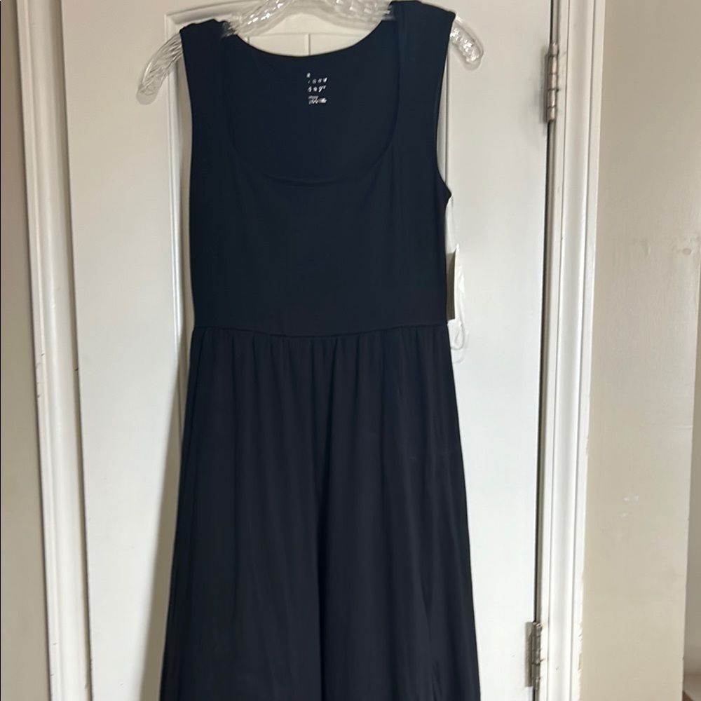 Elegant Black Sleeveless Dress - Picture 7 of 13